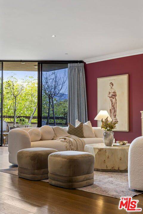 Beverly Hills, CA 90211,300 N Swall DR #305