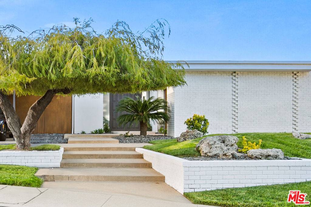 Encino, CA 91436,17061 Strawberry DR