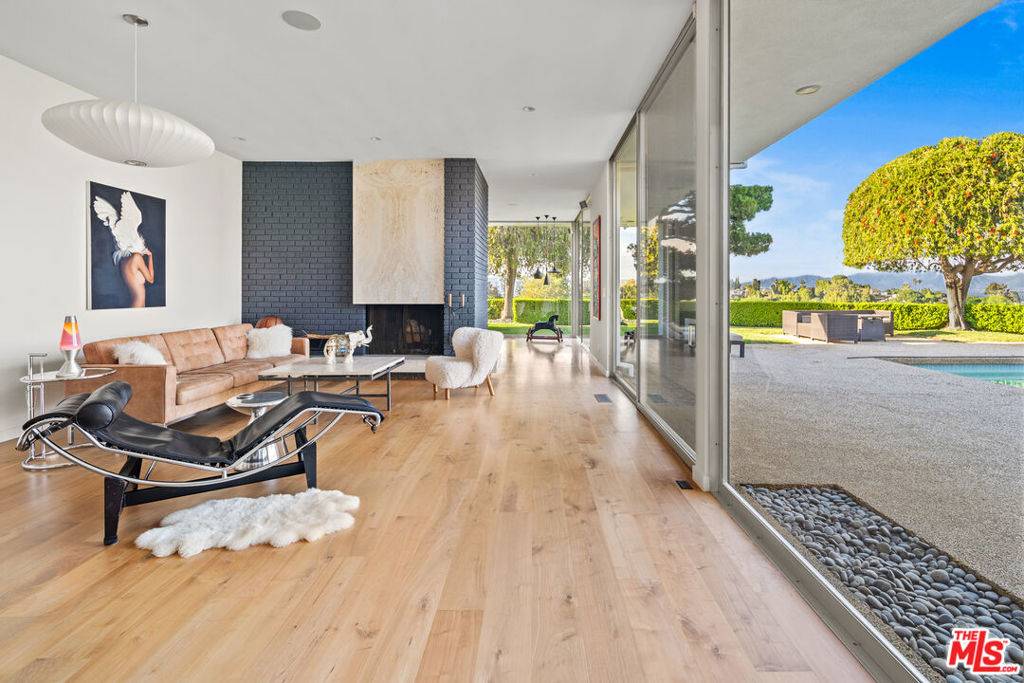 Encino, CA 91436,17061 Strawberry DR