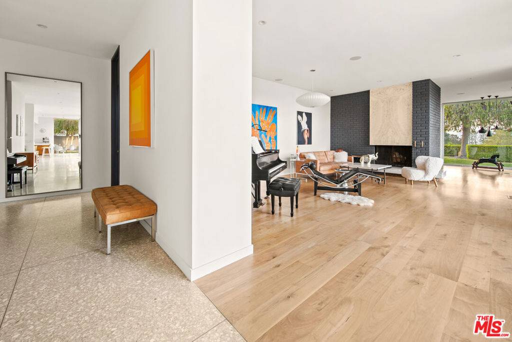 Encino, CA 91436,17061 Strawberry DR