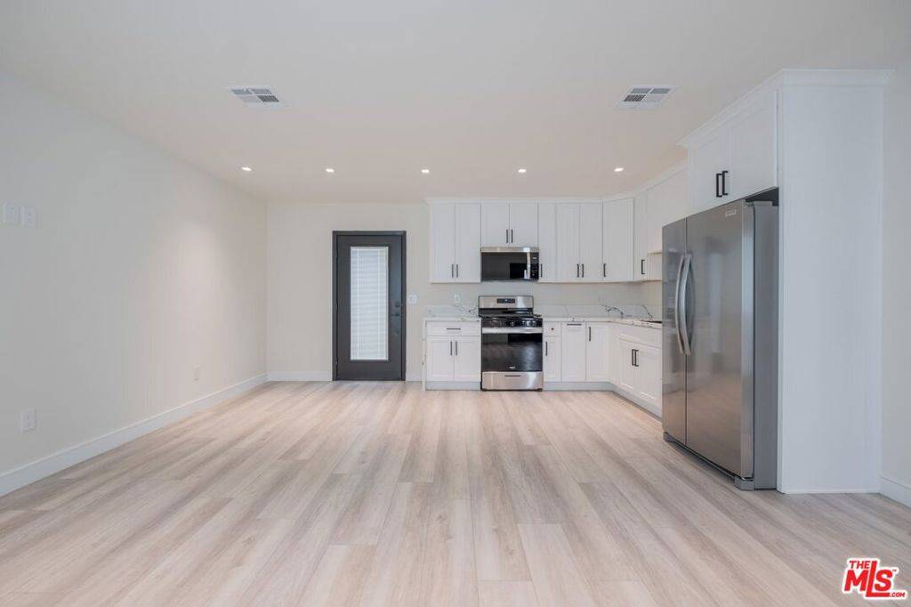 Van Nuys, CA 91405,7028 Stansbury AVE