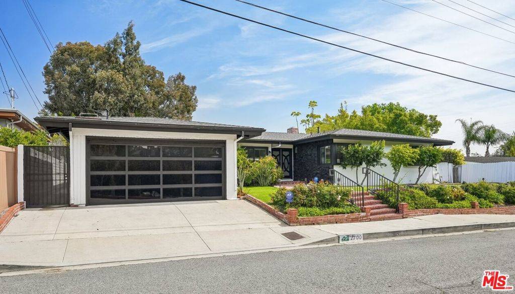 Los Angeles, CA 90046,2700 Carmar DR
