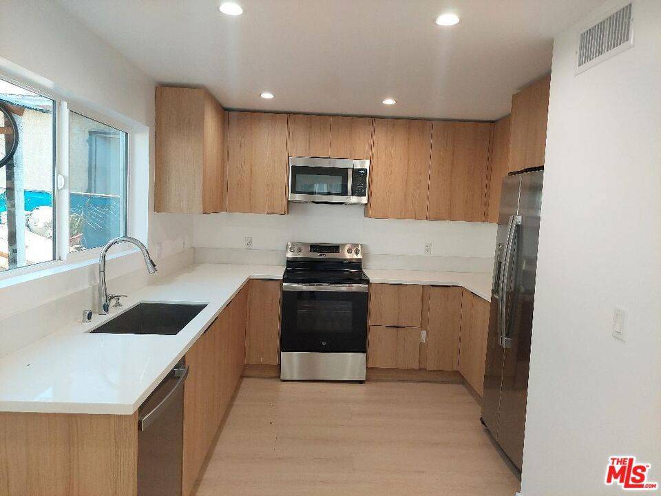 Los Angeles, CA 90003,130 130 1/4 W 59th PL