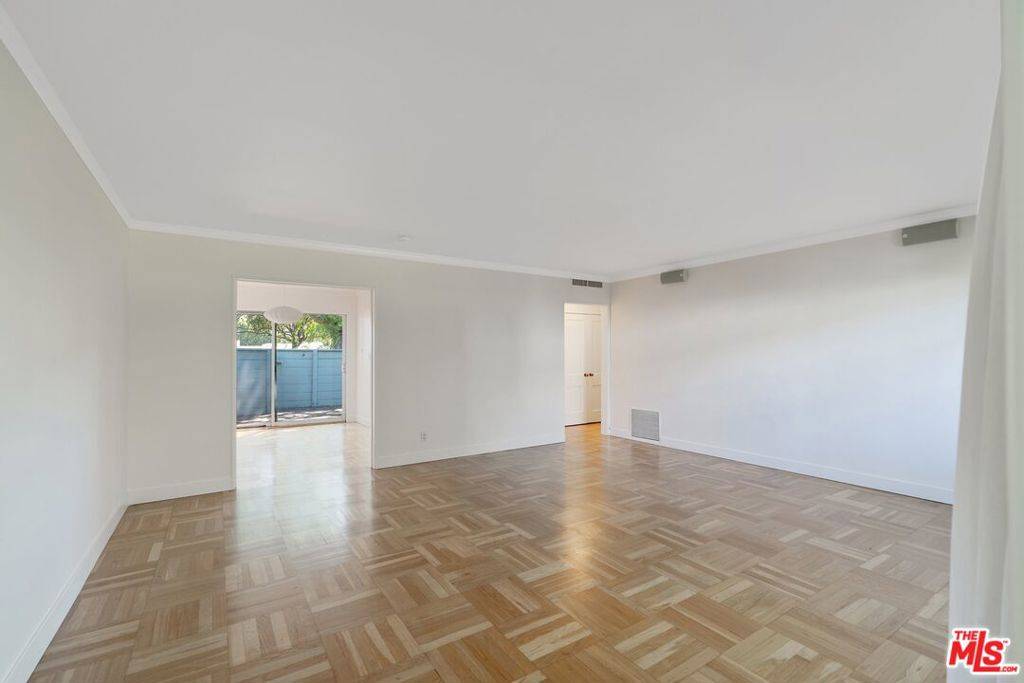 Los Angeles, CA 90016,5146 Village