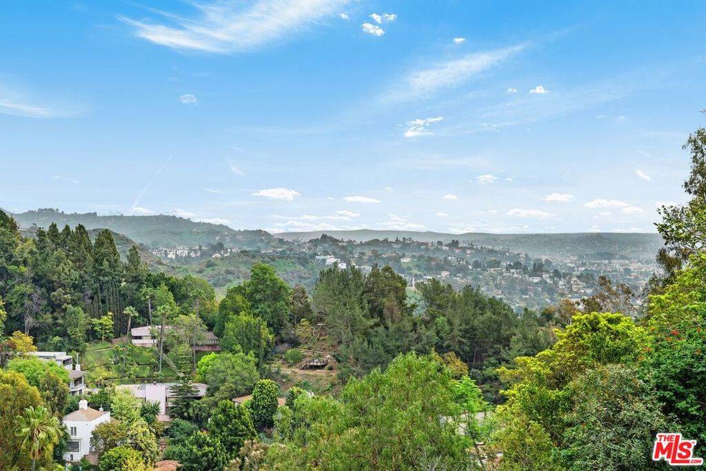 Los Angeles, CA 90068,2422 Carman Crest DR