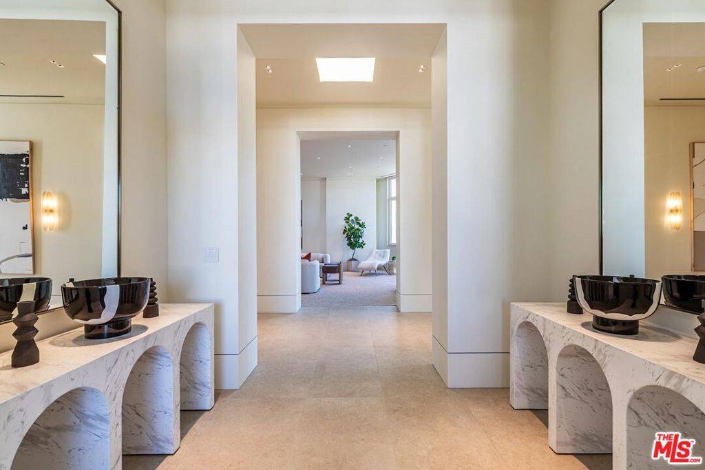 Beverly Hills, CA 90210,455 N Palm DR #PH