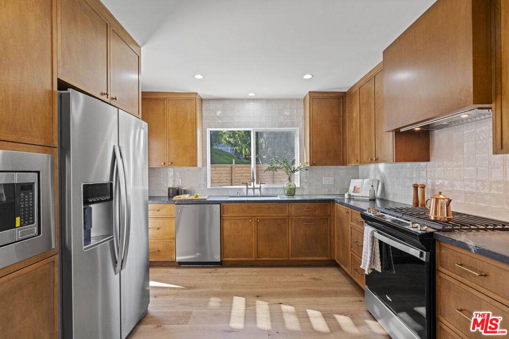 Woodland Hills, CA 91364,5304 Baza AVE