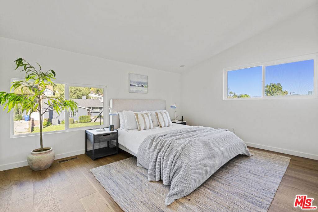 Woodland Hills, CA 91364,5304 Baza AVE