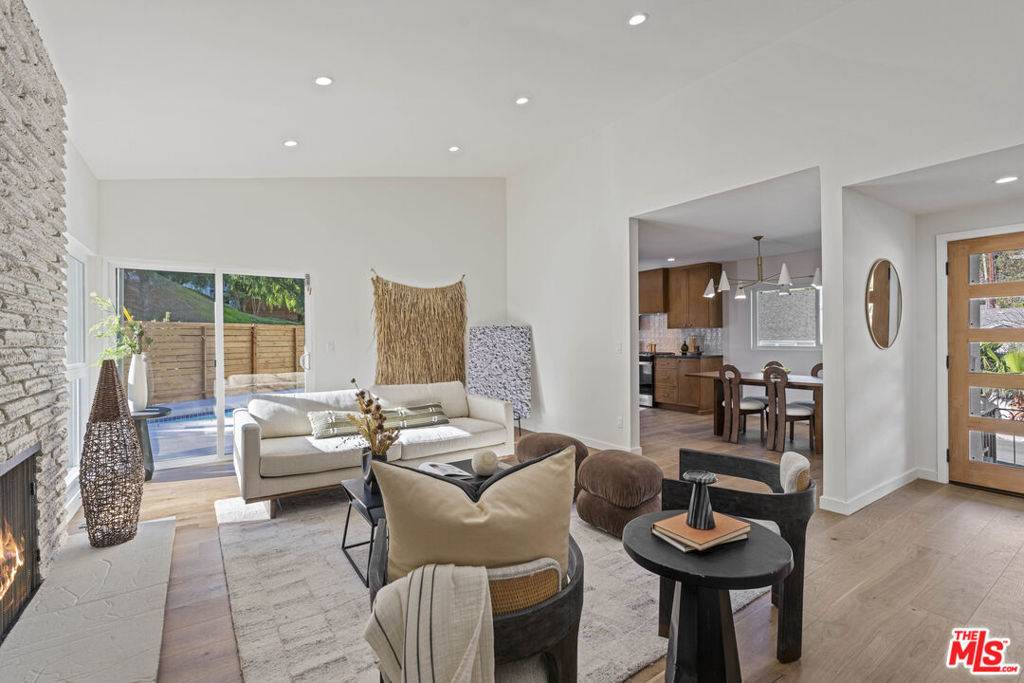 Woodland Hills, CA 91364,5304 Baza AVE