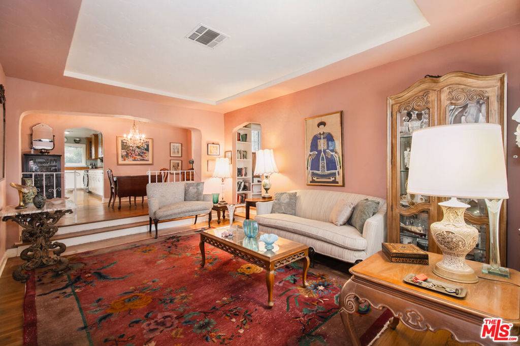 Sherman Oaks, CA 91423,13384 Contour DR