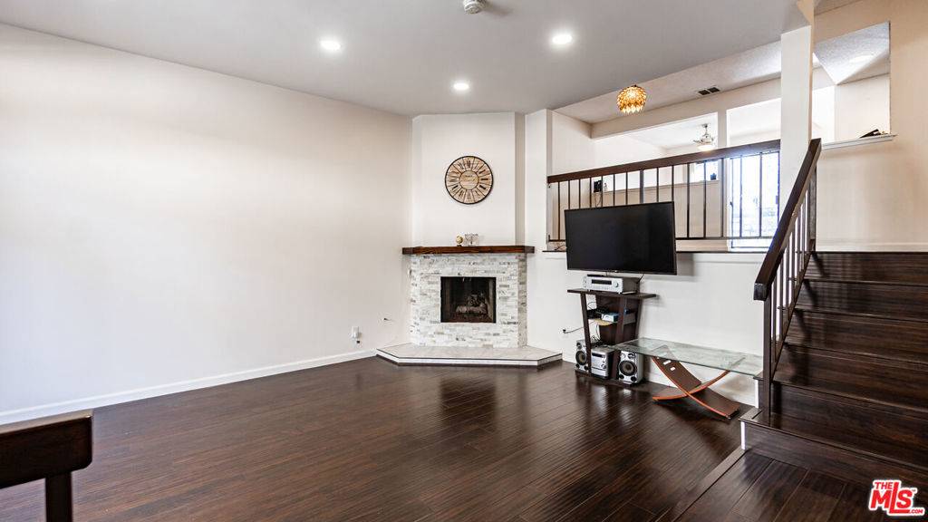 Winnetka, CA 91306,20737 Roscoe BLVD #604