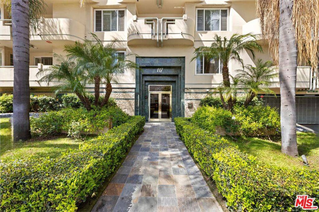 Beverly Hills, CA 90211,117 N Gale DR #202