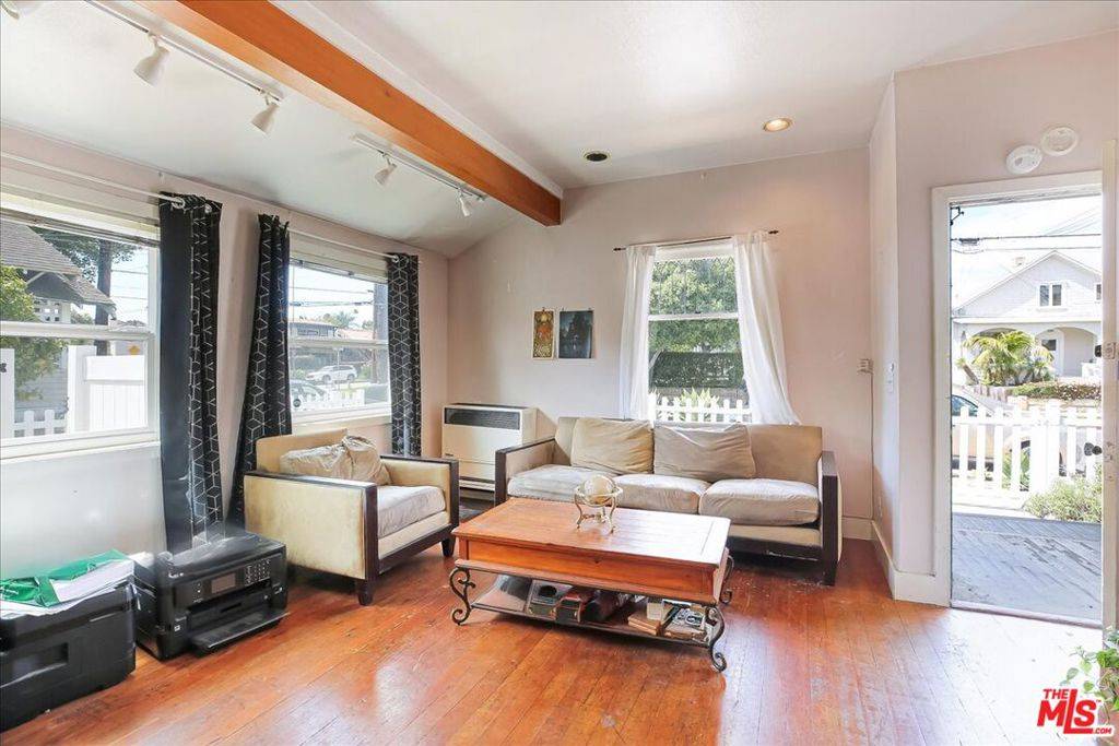 Santa Barbara, CA 93101,327 W Figueroa ST