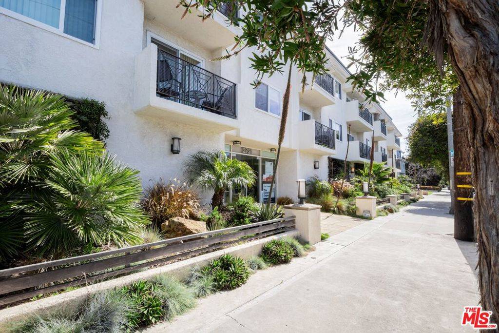 Santa Monica, CA 90405,2721 2nd ST #111