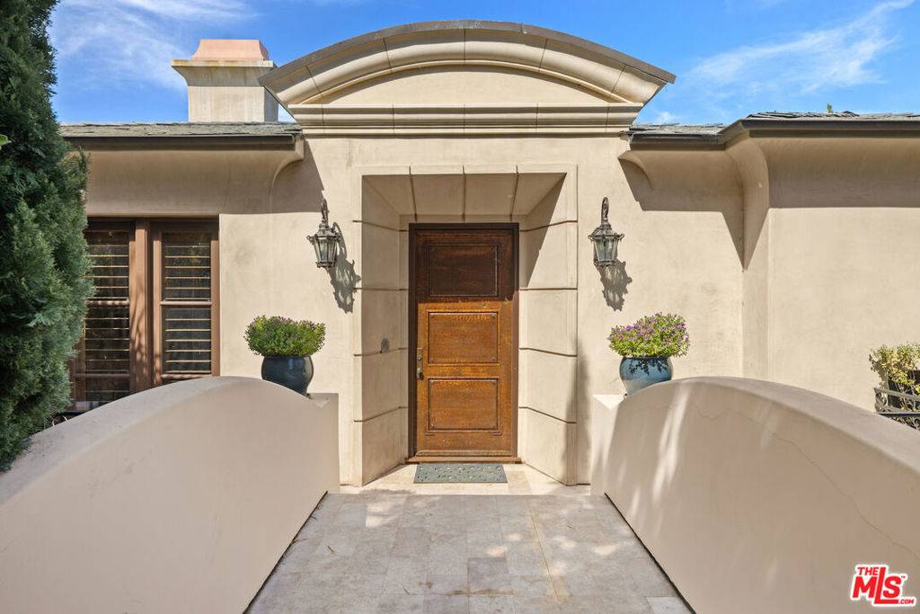 Santa Monica, CA 90402,587 Entrada DR