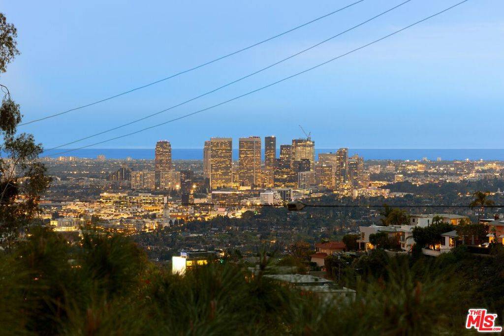 Los Angeles, CA 90069,1700 Sunset Plaza DR
