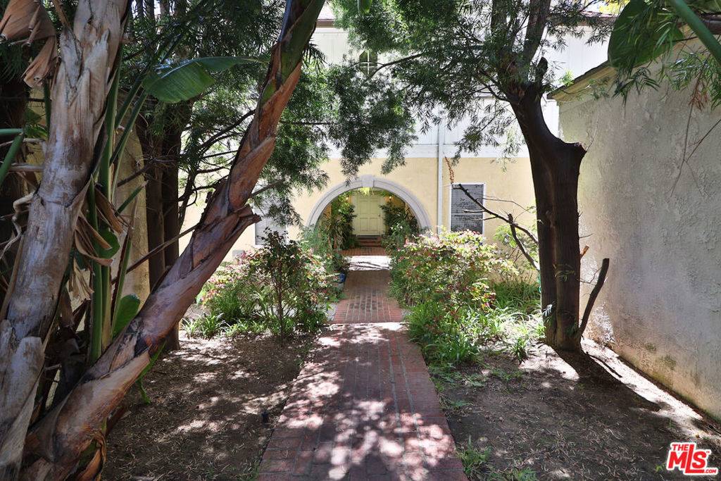 Los Angeles, CA 90069,9066 Shoreham DR #4