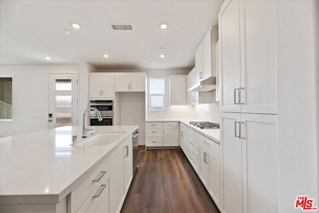 Valencia, CA 91381,27323 Maverick PL