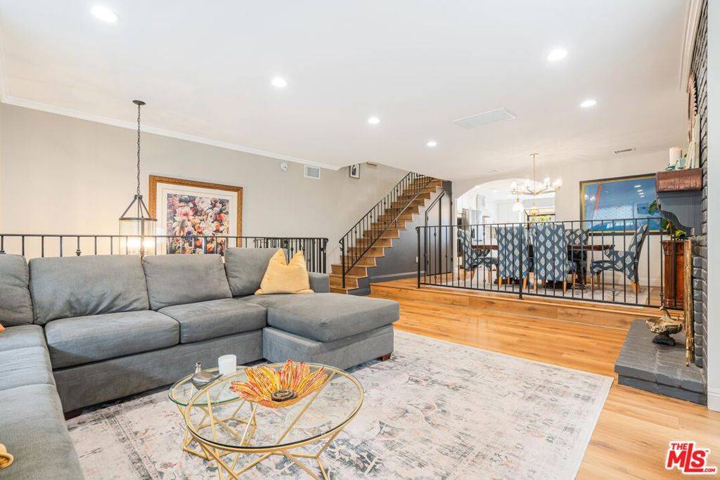 Tarzana, CA 91356,18100 Burbank BLVD #26