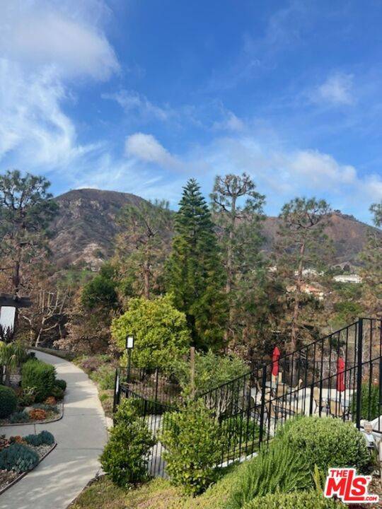 Pacific Palisades, CA 90272,1593 Michael LN