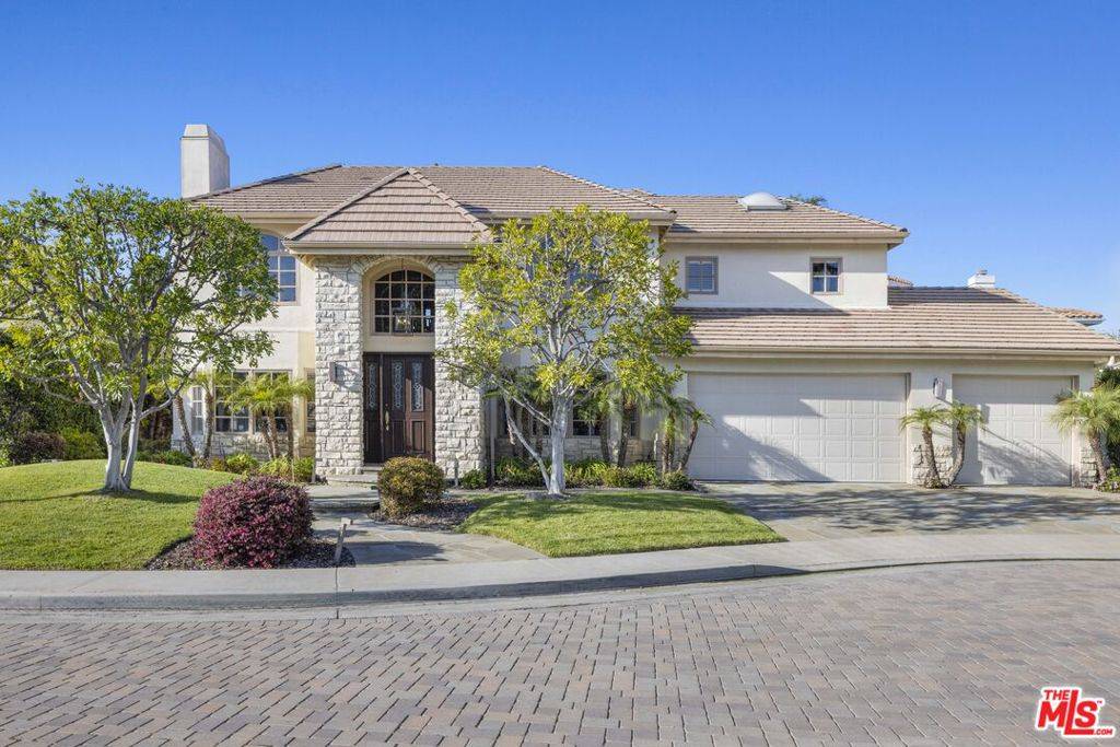 Encino, CA 91316,17653 Royce DR