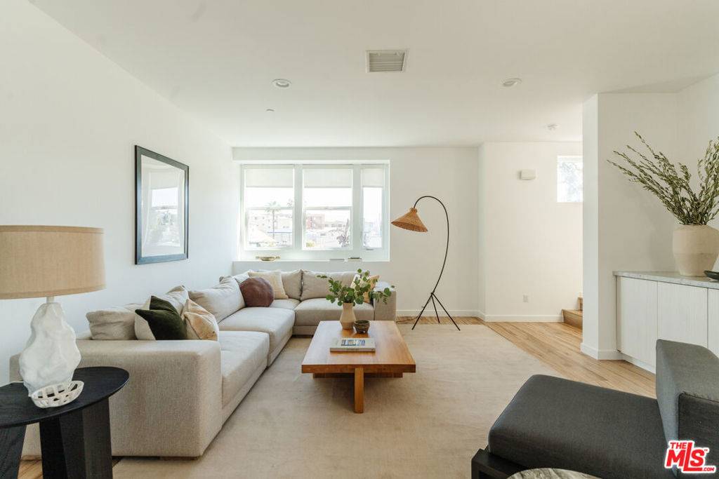 Los Angeles, CA 90065,3945 Eagle Rock BLVD #52
