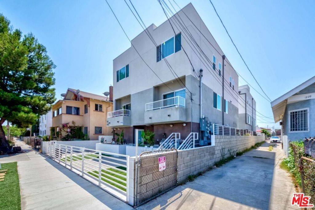Los Angeles, CA 90006,1211 Fedora ST