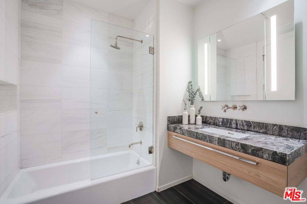 1030 N Kings RD #306 West Hollywood, CA 90069