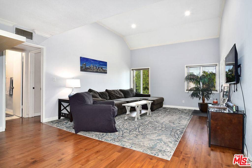 Tarzana, CA 91356,18645 HATTERAS ST #214