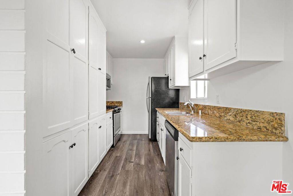 Los Angeles, CA 90049,11930 Mayfield AVE #12