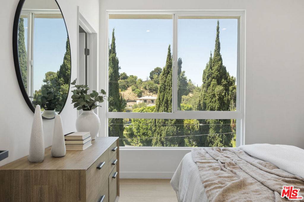 Los Angeles, CA 90065,1046 Oban DR