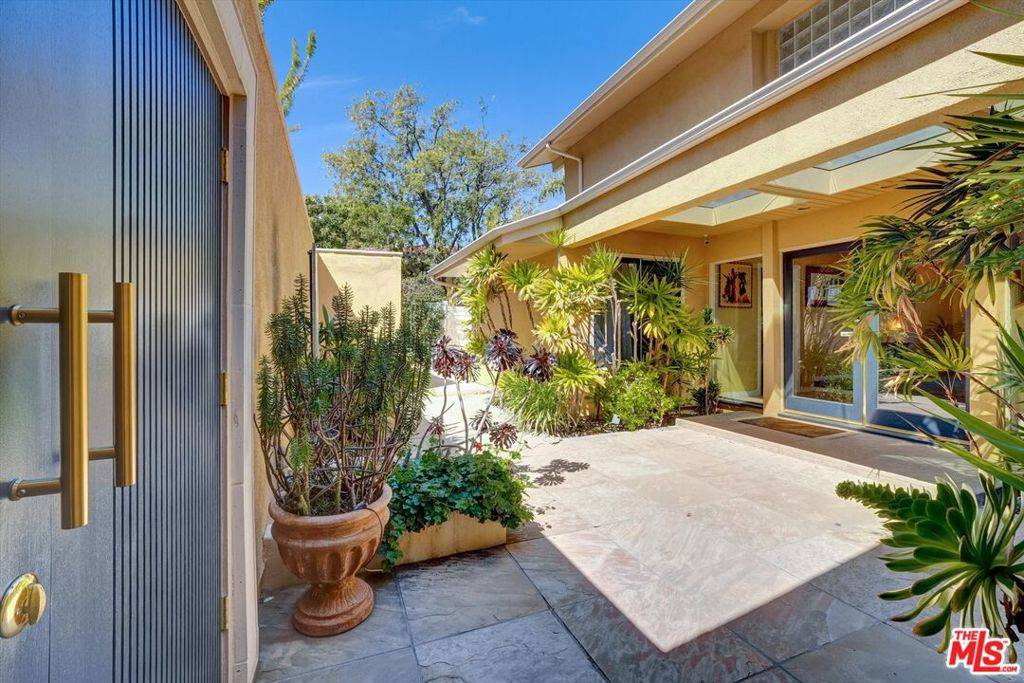 Woodland Hills, CA 91364,21749 Planewood DR