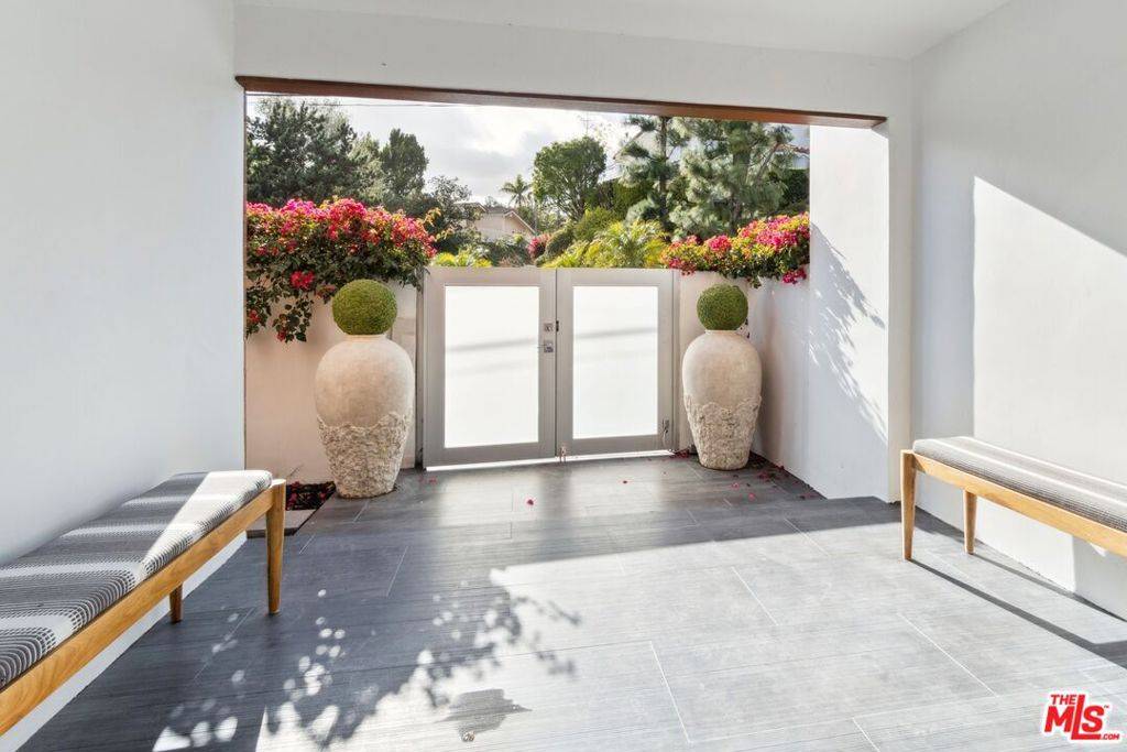 Los Angeles, CA 90068,2600 Carman Crest DR