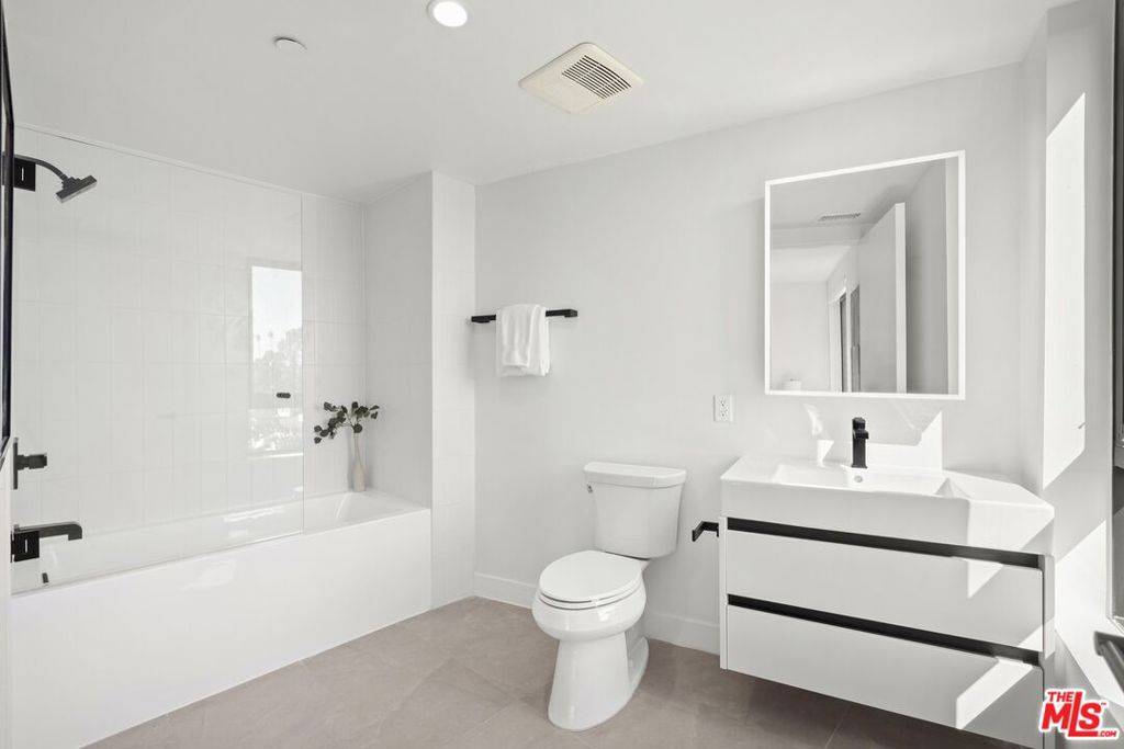 Los Angeles, CA 90019,4506 Dockweiler ST #203