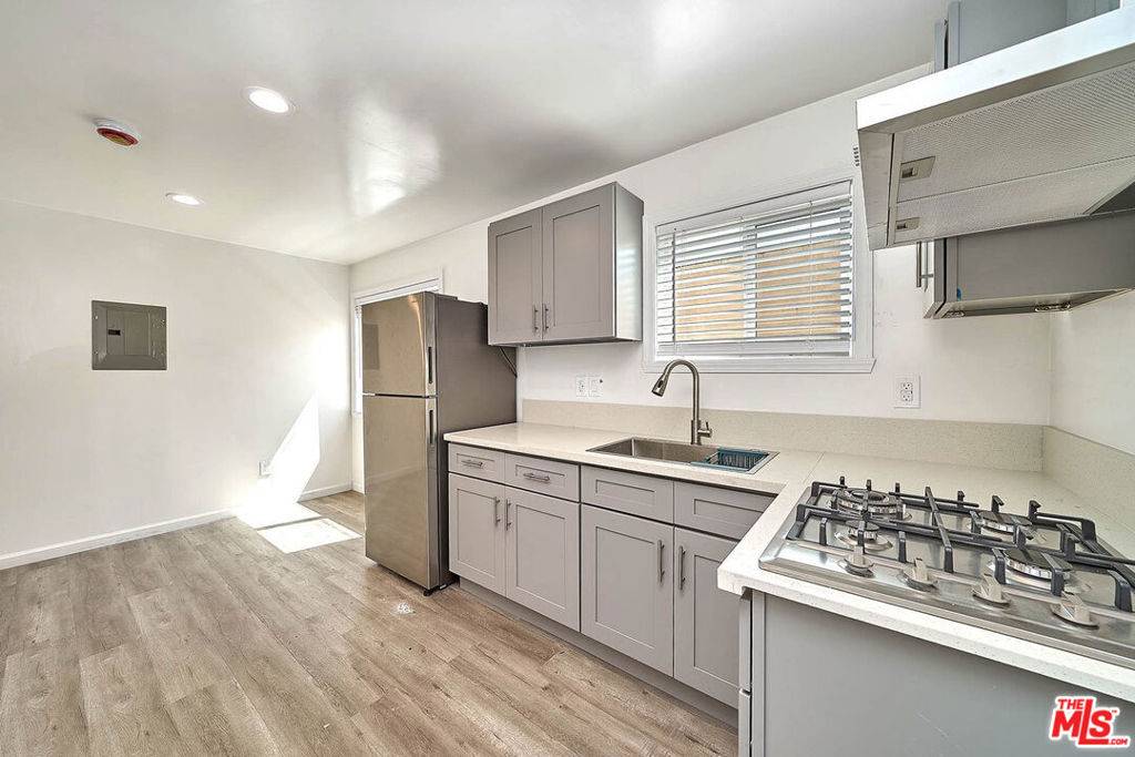 Los Angeles, CA 90004,310 N St Andrews PL
