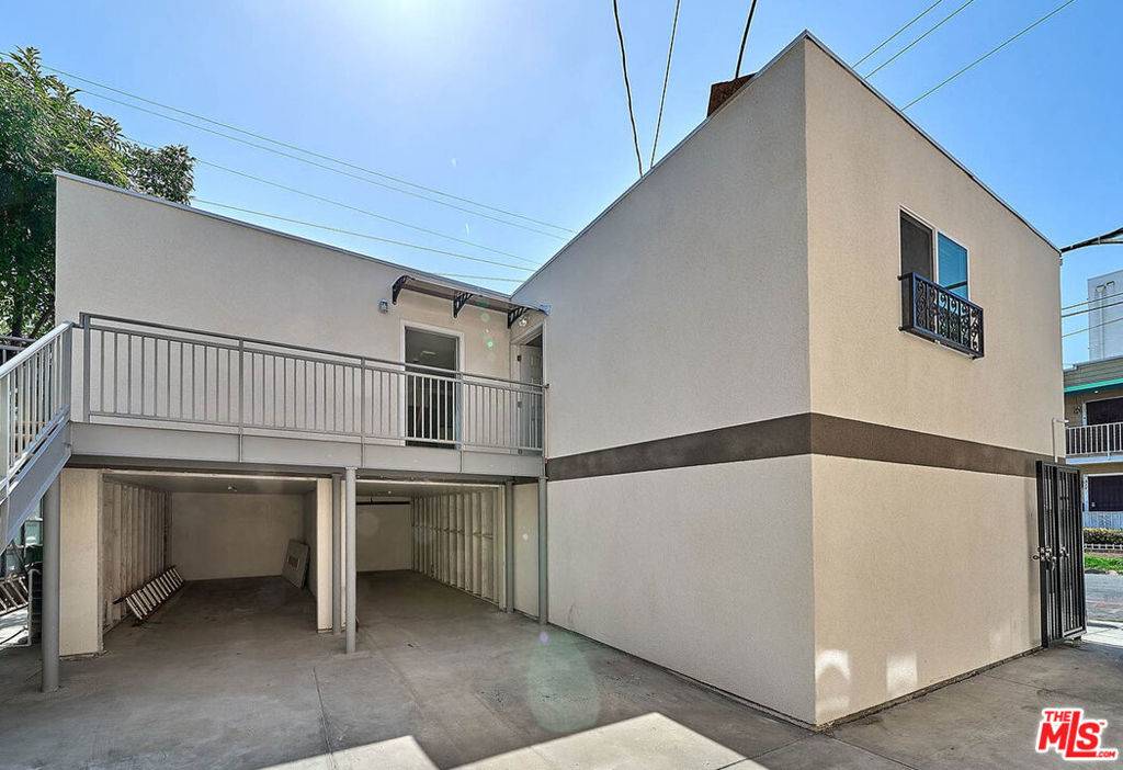 Los Angeles, CA 90004,310 N St Andrews PL