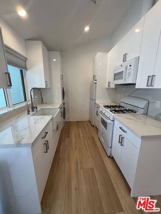 Woodland Hills, CA 91364,22298 Cass AVE #1/4
