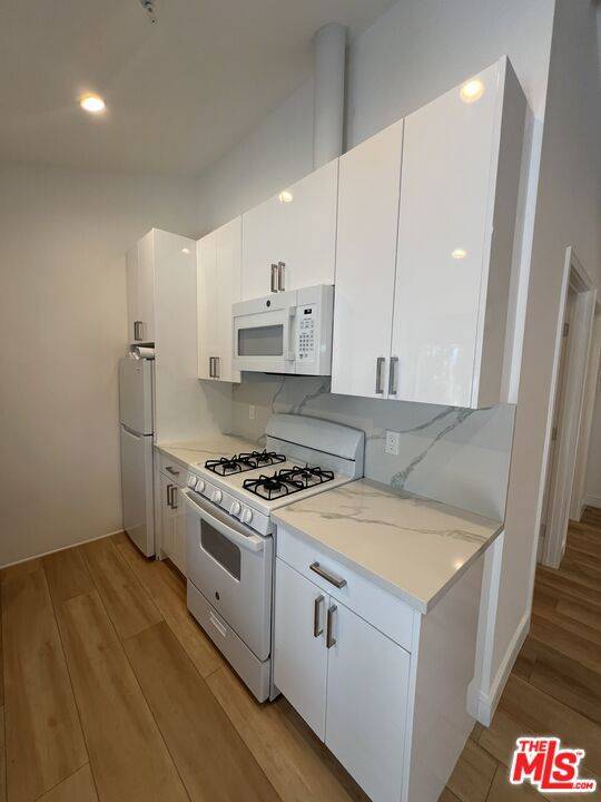 Woodland Hills, CA 91364,22298 Cass AVE #1/4