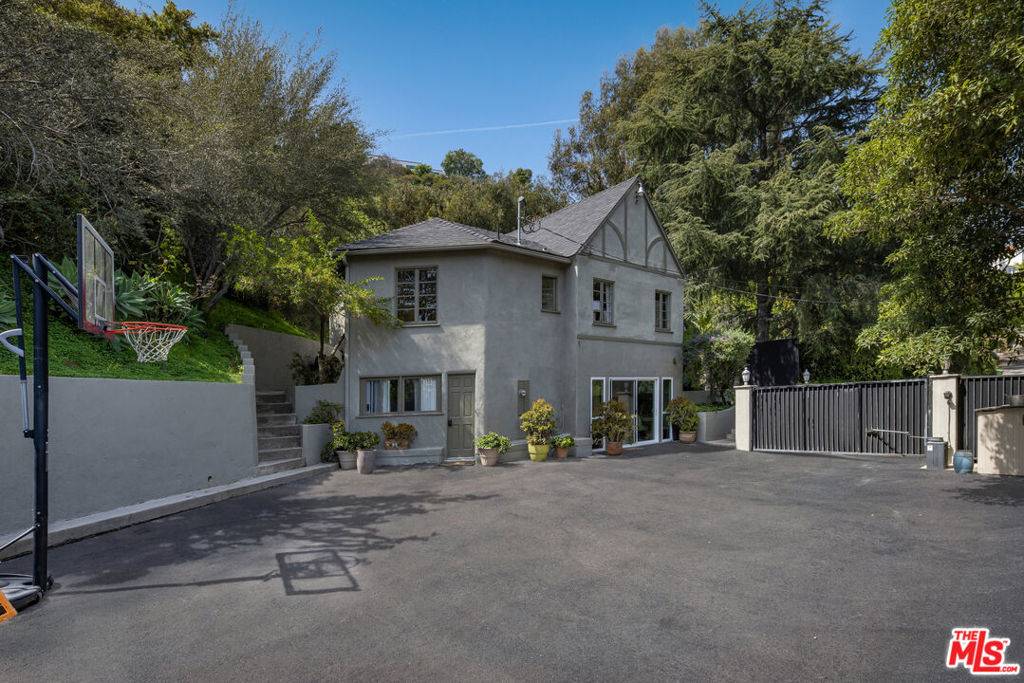 Los Angeles, CA 90046,2111 Kress ST