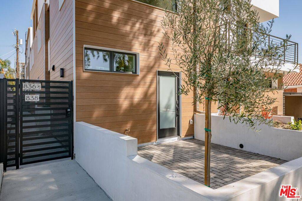 Los Angeles, CA 90038,836 N Mccadden PL