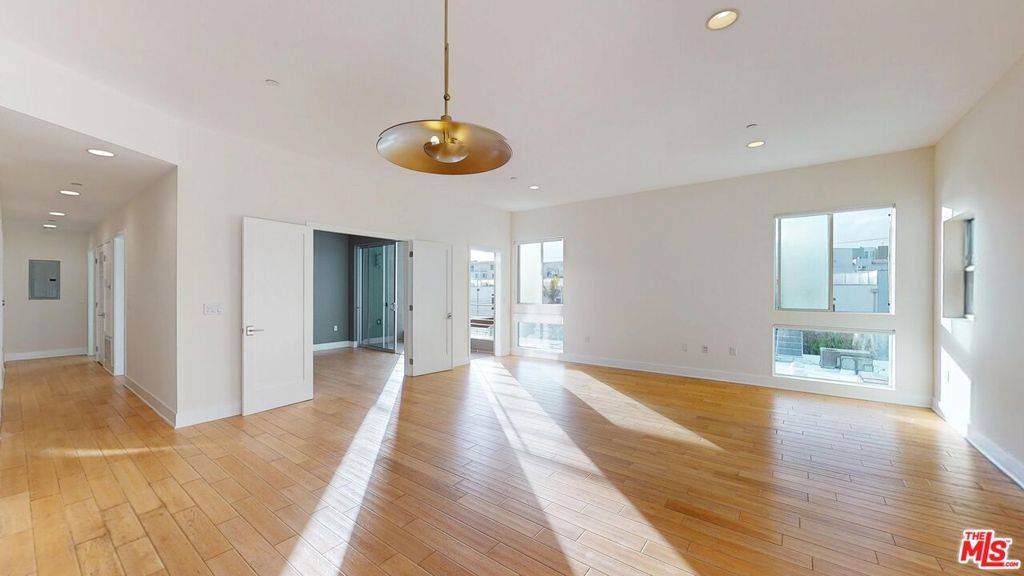 Los Angeles, CA 90066,4211 Redwood AVE #306