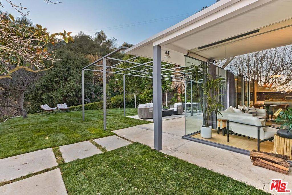 Los Angeles, CA 90077,10498 Sandall LN