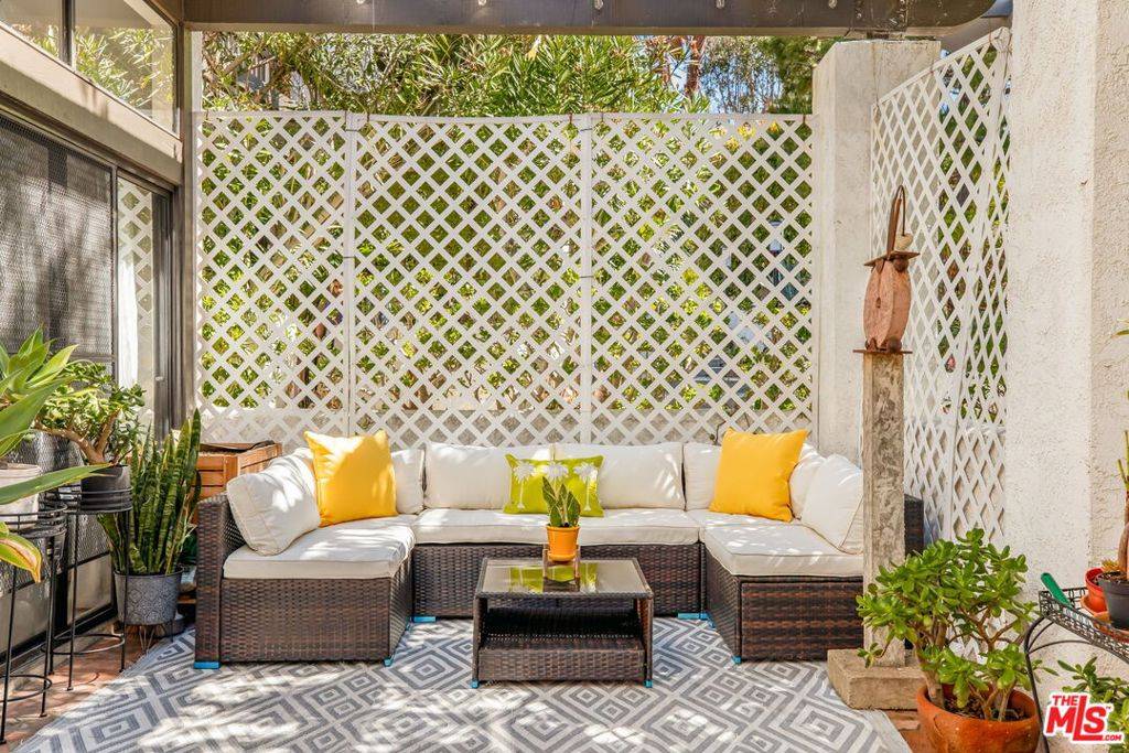 Pacific Palisades, CA 90272,1656 Michael LN