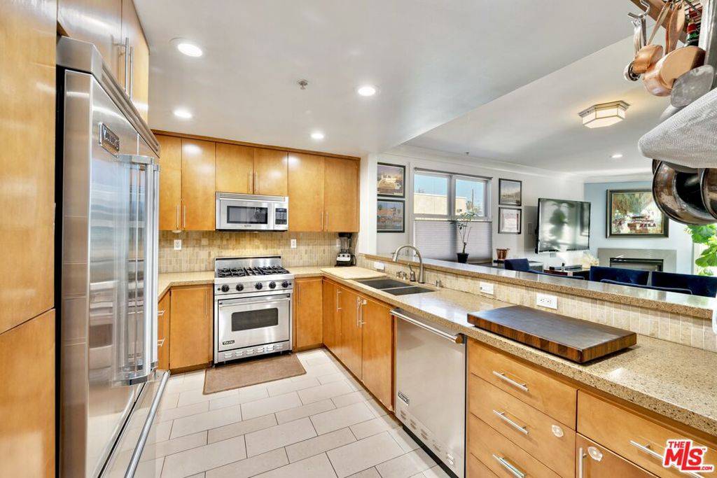 Los Angeles, CA 90048,357 N Hayworth AVE #201