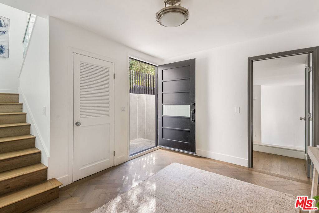 Los Angeles, CA 90068,6467 Deep Dell PL