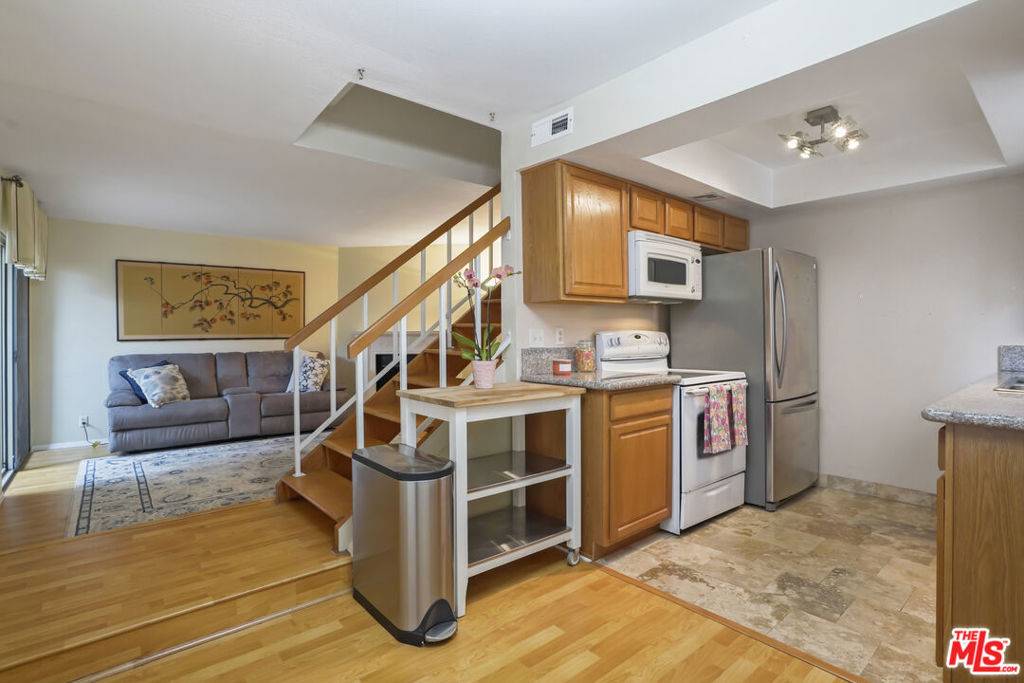 Tarzana, CA 91356,18411 Hatteras ST #102
