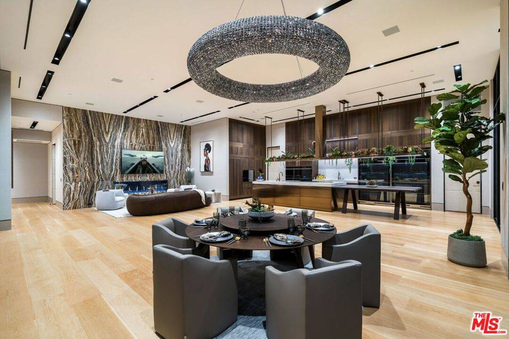 Los Angeles, CA 90069,9330 Flicker WAY
