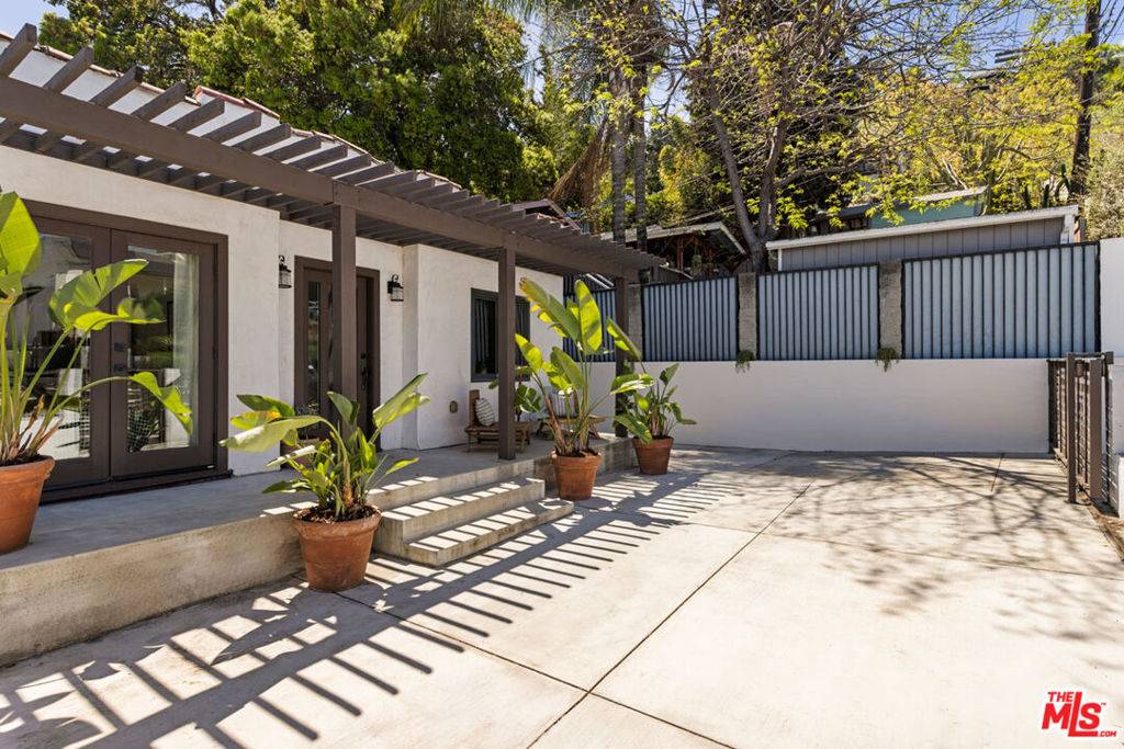 Los Angeles, CA 90042,4876 Eldred ST