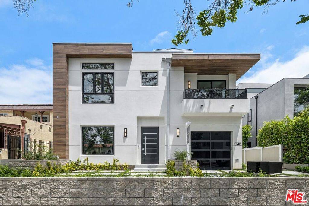 Los Angeles, CA 90038,816 N Orange DR