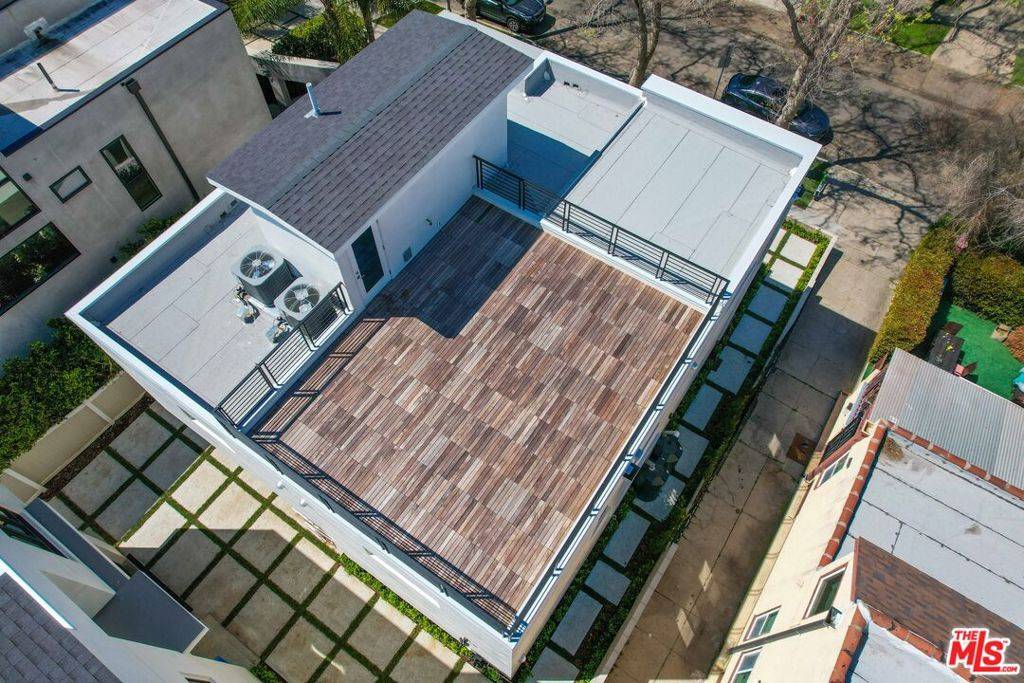 Los Angeles, CA 90038,816 N Orange DR